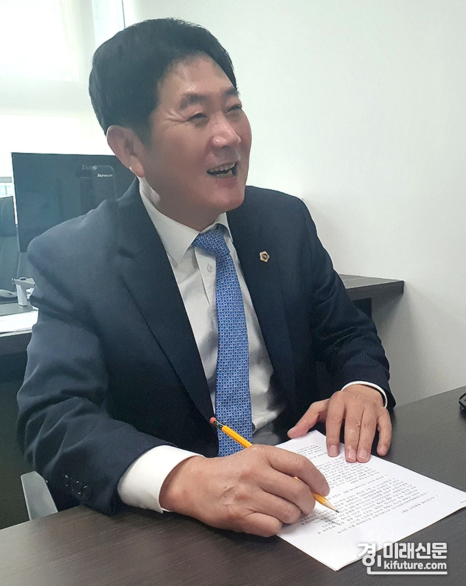 조용호 경기도의원이 인터뷰 중에 활짝 웃고 있다. <사진=민경호 기자>