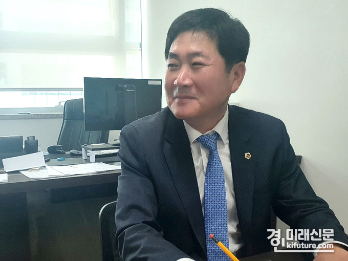 조용호 경기도의원이 기자의 질문에 귀를 기울이고 있다. <사진=민경호 기자>
