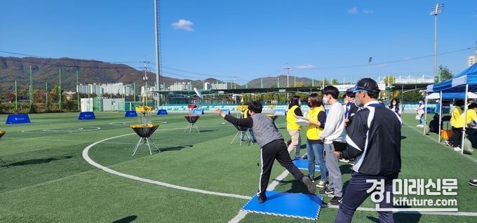 '특수교육대상학생 스포츠클럽 한마당'에서 디스크골프에 참가한 학생들이 자웅을 겨루고 있다. <사진=경기도장애인체육회>