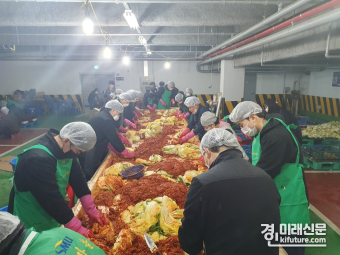 GH직원들이 학온동 주민센터에서 열린 광명학온 '사랑의 김장 담가주기' 행사에 참여하고 있다. <사진=GH>