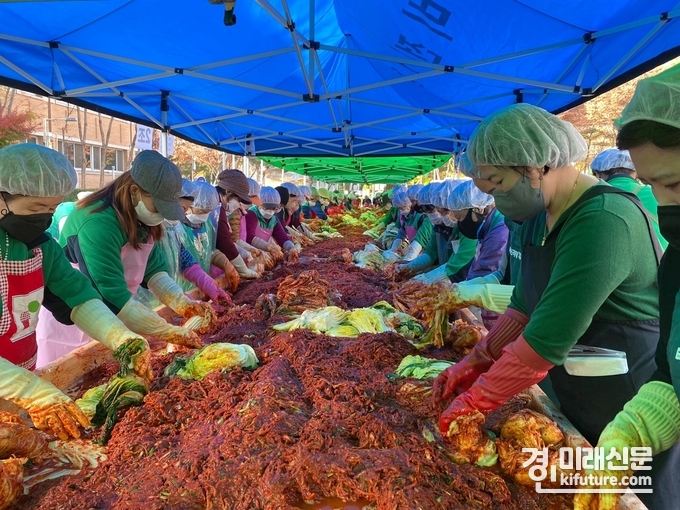 평택시새마을회가 '따뜻한겨울나기, 사랑의 김장 나누기'를 진행하고 있다. <사진=평택시>