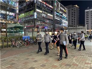 화성동탄경찰서는 지난 17일 학부모폴리스 연합단, 경기도청, 화성시청 등 관계자들과 함께 수능 후 청소년 비행 예방 캠페인을 실시하고 있다. <사진=화성동탄경찰서>