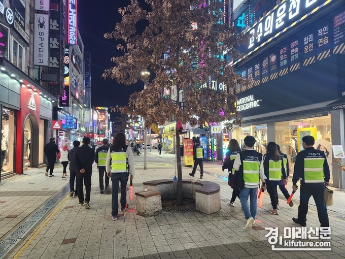 시흥시가 수능이 종료된 17일 저녁 유관기관들과 합동으로 안전사고 예방을 위해 순찰활동을 하고 있다. <사진=시흥시>