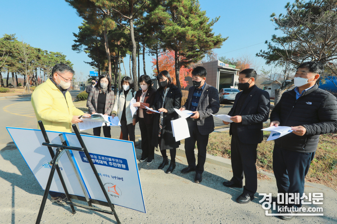 화성시의회 경제환경위원회 위원들이 향남읍 구문천리에서 발생한 AI 현황보고를 받고 있다. <사진=화성시의회>