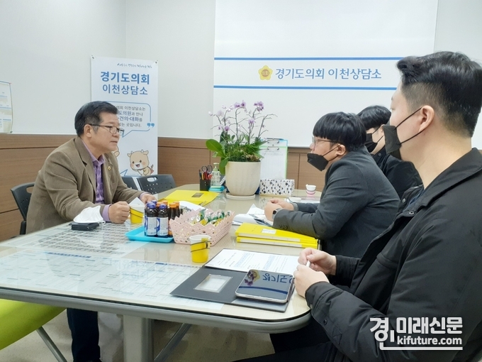 허원 경기도의원(왼쪽)이 그린스마트 미래학교 추진 상황을 논의하고 있다. <사진=경기도의회>