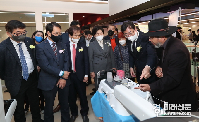 지난 25일 'KAIST-화성시 사이언스 허브' 개소식에 참석한 내빈들이 관계자의 설명을 듣고 있다. <사진=화성시>