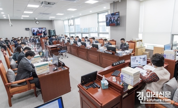 경기도의회 교육기획위원회가 2023년 경기도교육비특별회계 세입·세출예산안 심의를 진행하고 있다. <사진=경기도의회>