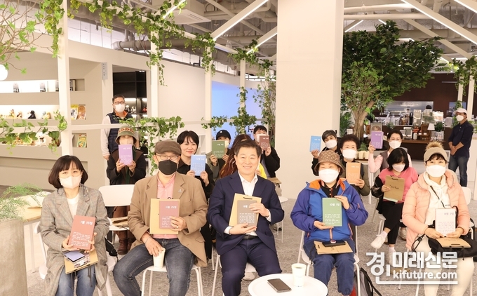 광명시는 지난 25일 박승원 광명시장(앞줄 왼쪽 3번째)을 비롯해 전국사회연대경제 지방정부협의회 경기장애인부모연대 광명시지부 기자 공정여행 관계자 시민 등 20여명이 함께한 가운데 광명형 공정관광 프로그램 '여행 사람을 만나다' 2차 팸투어에서 기념촬영을 하고 있다. <사진=광명시>
