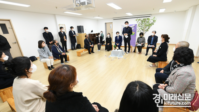 29일 안산에서 열린 '민생현장 맞손토크'에서 김동연 경기지사와 이민근 시장이 대덕어린이집을 방문해 어린이집 관계자들의 질문에 답하고 있다. <사진=안산시>