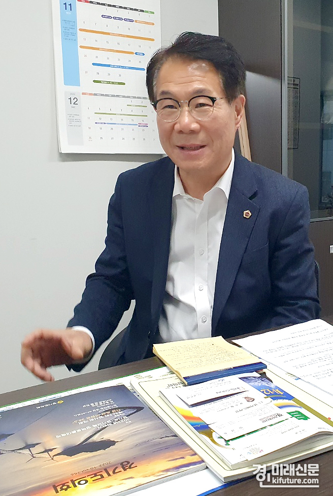 유영두 경기도의원이 자신의 소신을 자신있게 설명하고 있다. <사진=민경호 기자>