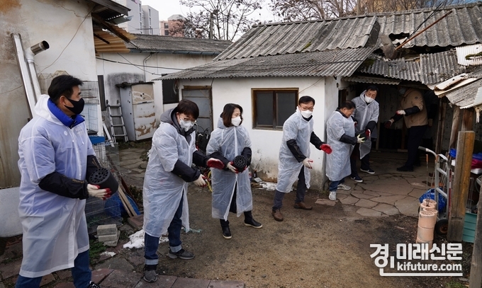 10일 오전 권선구 서둔동과 평동 일대에서 열린 '수원도시공사 사랑의 연탄 나눔 봉사활동'에서 공사 임직원들이 연탄을 나르고 있다. <사진=수원도시공사>