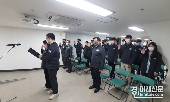 안양도시공사 직원들이 친절 안전 실천 결의대회에서 선서를 하고 있다. <사진=안양시>