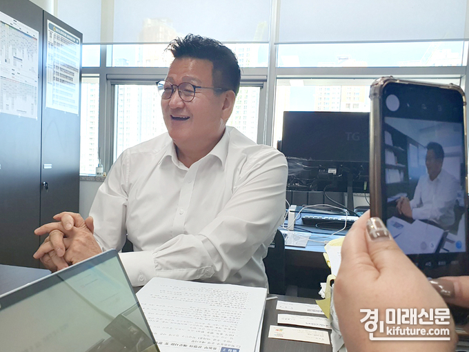 안명규 경기도의원이 인터뷰 중 환하게 웃고 있다. <사진=민경호 기자>