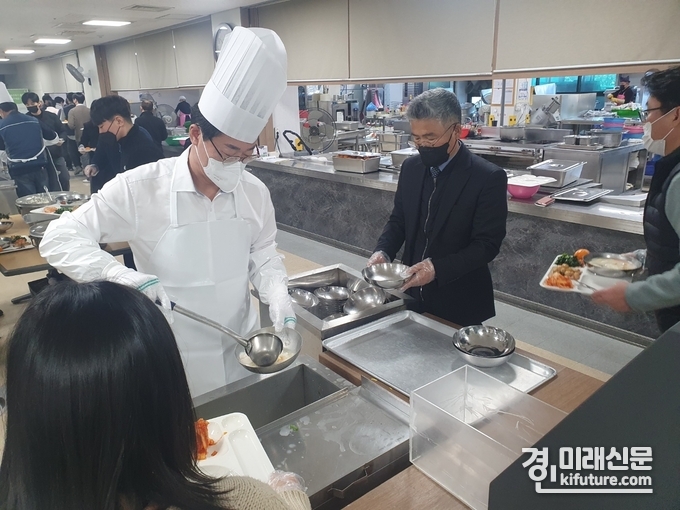 정명근 화성시장이 점심시간에 떡국을 배식하며 직원들에게 새해인사를 전하고 있다. <사진=민경호 기자>