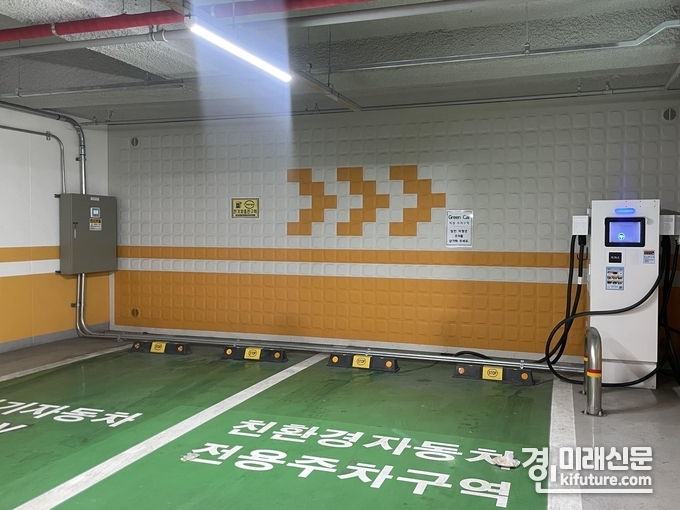 안양시 비산1동 행정복지센터 지하주차장에 설치된 급속충전기 모습. <사진=안양시>