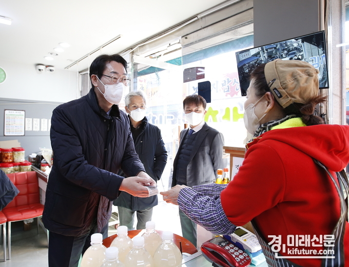 정명근 화성시장이 18일 향남읍 발안만세시장을 방문해 상인들과 함께하고 있다. <사진=화성시>