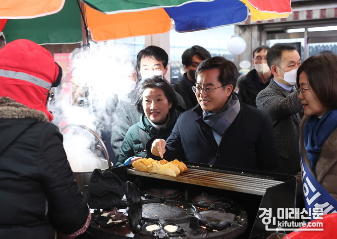김동연 경기도지사가 용인 중앙시장을 찾아 상인들과 함께하고 있다. <사진=경기도>
