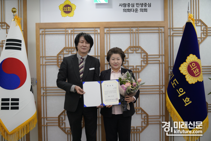 경기도 공동브랜드 '착착착' 1호 홍보대사에 남경순 경기도의회 부의장(오른쪽)이 위촉된 가운데 이창훈 경기도주식회사 대표이사와 기념촬영을 하고 있다. <사진=경기도주식회사>
