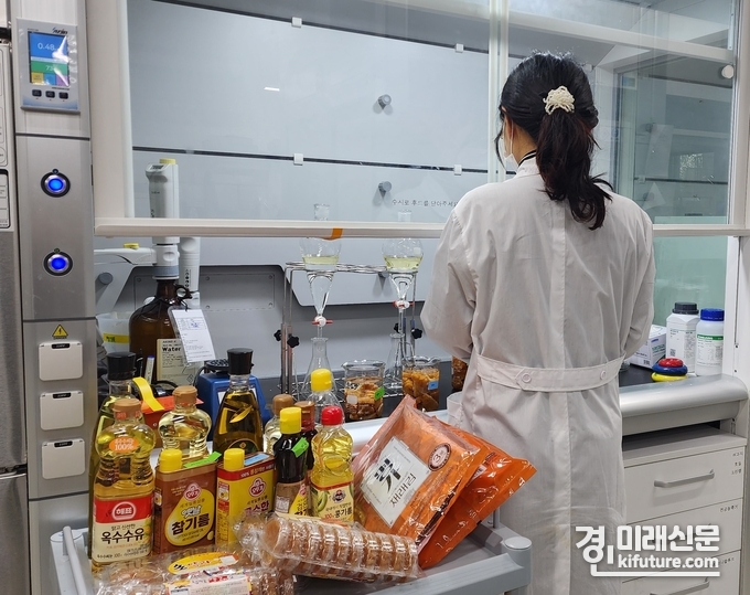 경기도보건환경연구원 관계자가 안전성 검사를 하고 있다. <사진=경기도>