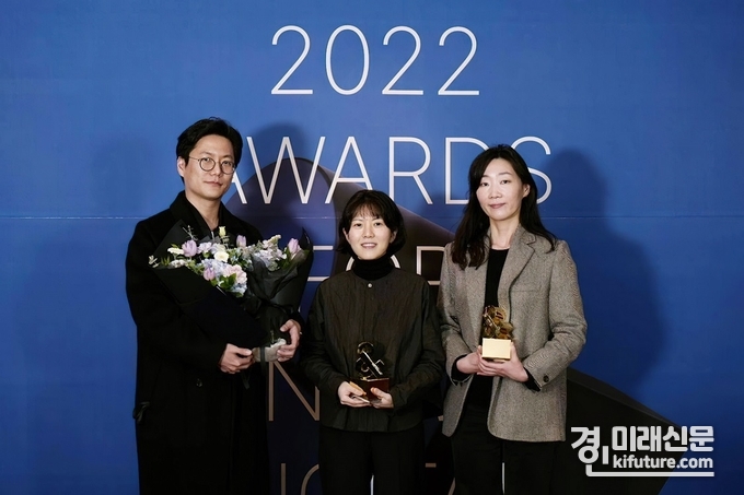 2022 앤어워드 CGV 수상한 가운데 CGV Creative팀 이승준 과장, 국립현대미술관 미술은행 손주영 연구관, CGV Creative팀 최인정 팀장(왼쪽부터)이 기념촬영을 하고 있다. <사진=CGV> 