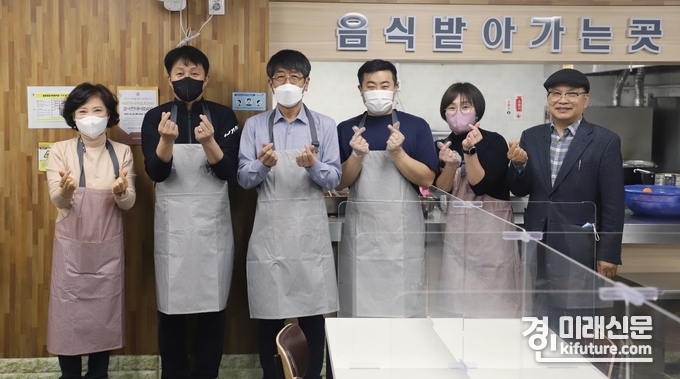 평택시의회는 20일 떡국 나눔봉사를 실시한 가운데 손가락 하트를 그리며 기념촬영을 하고 있다. <사진=평택시의회>