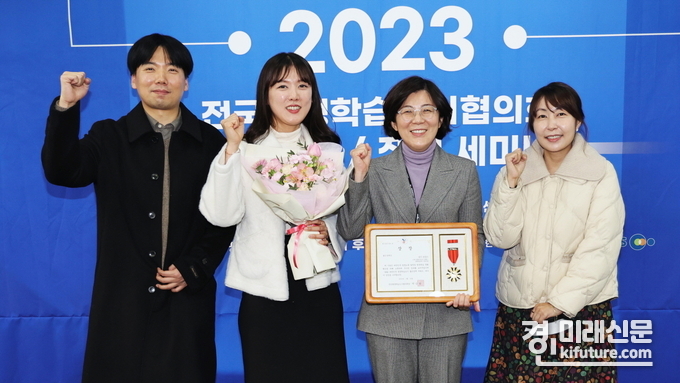 안성시가 지난 26일 전국평생학습도시협의회 좋은 정책상을 수상하고 관계자들이 기념촬영하고 있다. <사진=안성시>