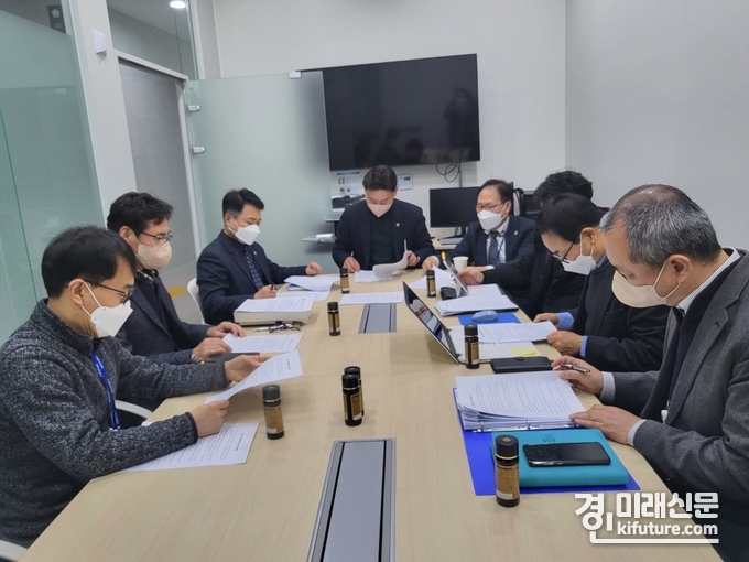 경기도의회 보건복지위원회 이인규 의원이 경기도 장애인식개선 지원 조례 제정을 위해 관계자들과 논의를 하고 있다. <사진=경기도의회>