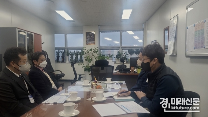 오후석 경기도 행정2부지사가 지난 26일 정부세종청사에서 안승대 행정안전부 자치분권정책관을 만나 경기북부특별자치도 설치 추진을 위한 협조를 요청하고 있다. <사진=경기도>