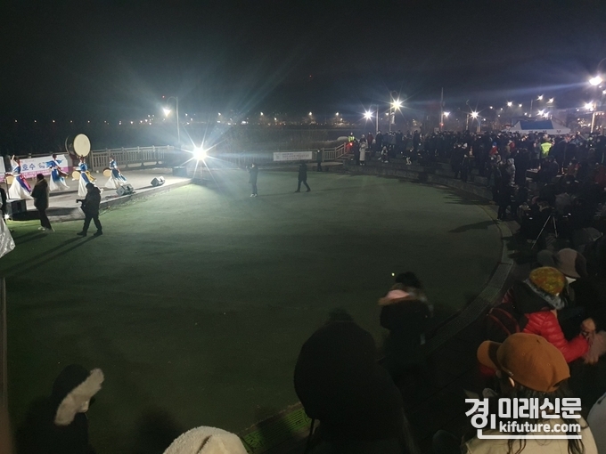 2023년 첫날 군포반월호수공원을 시민들이 일출맞이 공연을 관람하고 있다. <사진=민경호 기자> 