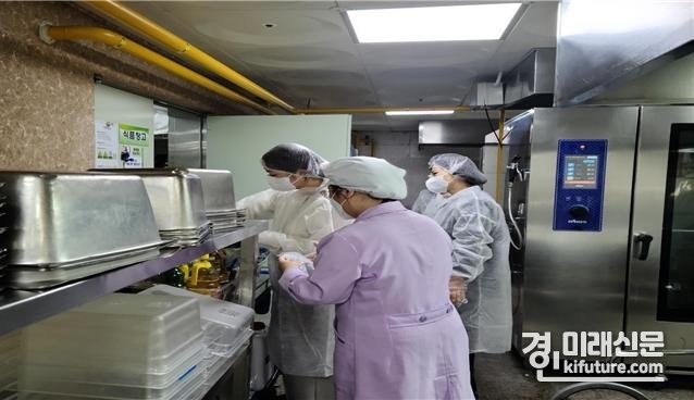 경기도 관계자가 식중독 예방관리 점검을 하고 있다. <사진=경기도>
