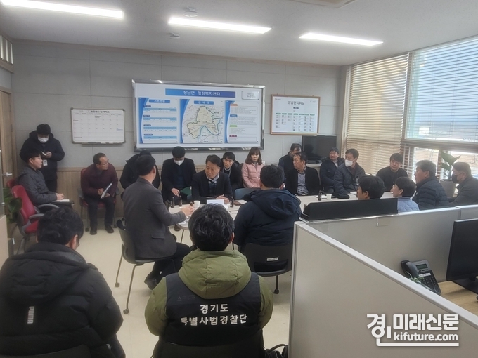 경기도의회 연천상담소는 장남면 일대 농지 성토(뻘흙)관련 불법행위에 대해 대응 방안에 대해 논의하고 있다. <사진=경기도의회>