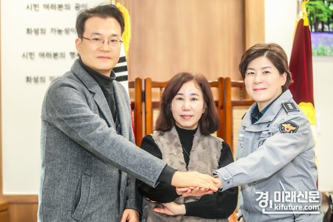김경희 화성시의회 의장(가운데)은 2일 화성동탄경찰서 관계자와 기념촬영을 하고 있다. <사진=화성시의회>