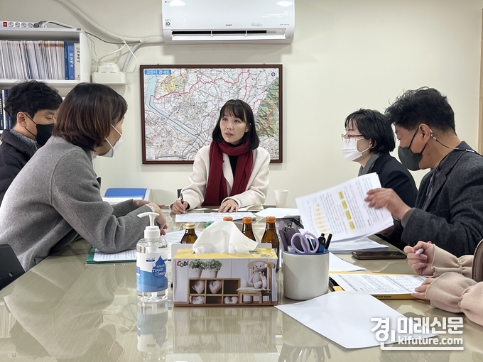 이인애 경기도의원(가운데)이 고양 신원초 돌봄 교실 확대 방안에 대해 관계자들과 논의를 하고 있다. <사진=경기도의회>