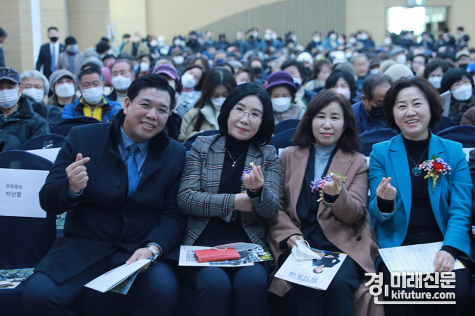 화성시의회 이계철, 조오순, 김경희 의원(왼쪽부터)과 송옥주 국회의원이 한마음 신헙 정기총회에서 기념촬영을 하고 있다. <사진=화성시의회>