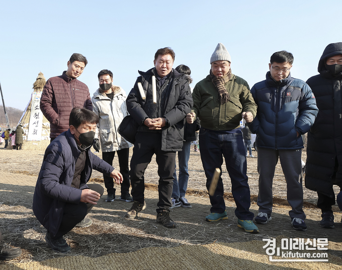 시민들이 지난 4일 시흥시종합일자리센터 공터에서 열린 '2023 정월대보름 한마당'에서 이웃들과 윷놀이를 하며 즐거운 시간을 보내고 있다. <사진=시흥시>