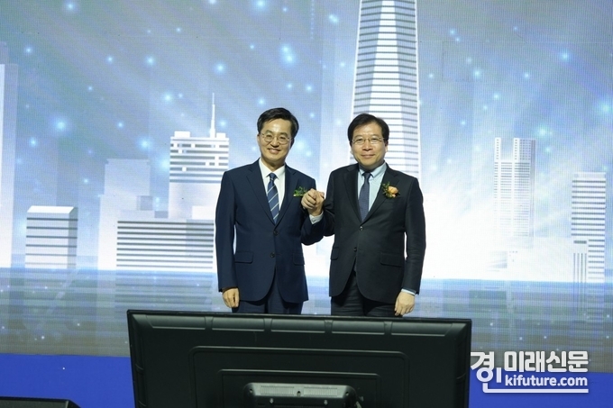 지난 26일 혁신비전보고회에서 김세용 GH사장(오른쪽)이 김동연 경기도지사와 함께하고 있다. <사진=GH>