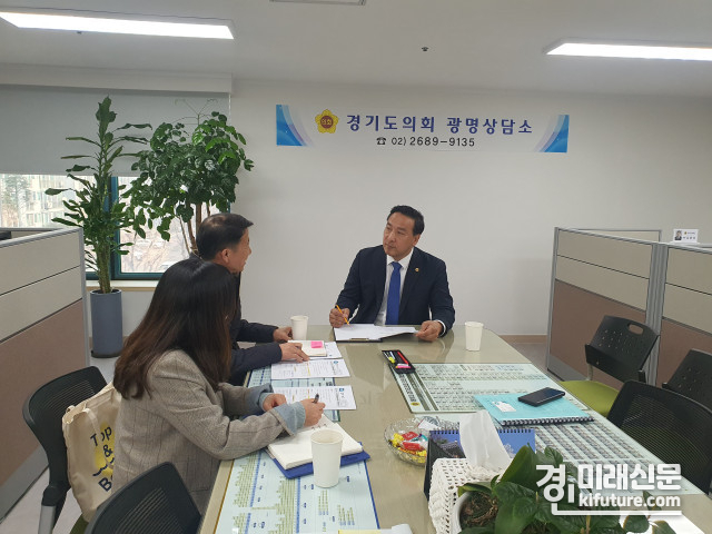 김용성 경기도의원(오른쪽)이 제11회 경기정원문화박람회 추진상황에 대해 관계자들에게 설명을 듣고 있다. <사진=경기도의회>