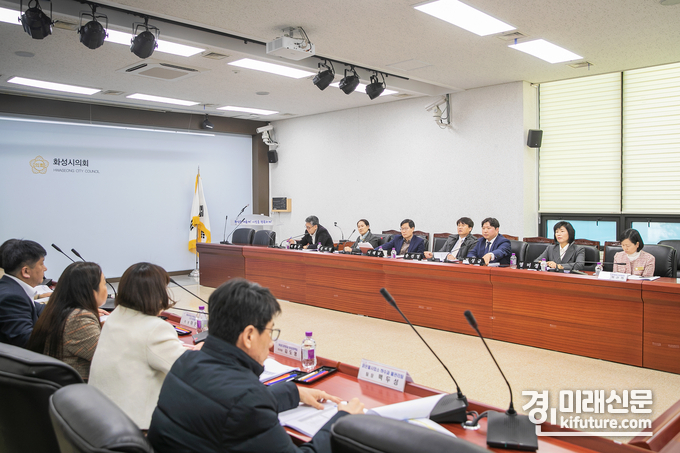 화성시의회 교육복지위원회가 지난 9일 소관부서 관계자들과 간담회를 진행하고 있다. <사진=화성시의회>