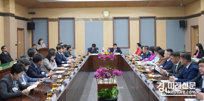 평택시의회는 10일 우호교류 도시 '몽골 토브아이막' 도의회 대표단과 두 도시의 교류‧협력 등 활성화에 대해 의견을 교환하고 있다. <사진=평택시의회>