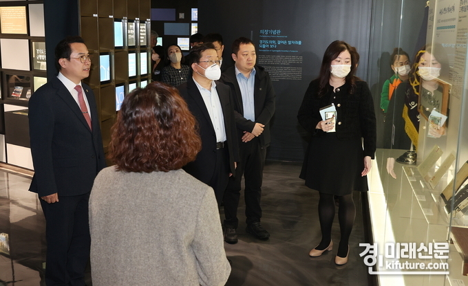 중국 웨이팡시 농업공무원이 경기도의회를 둘러보고 있다. <사진=경기도의회>