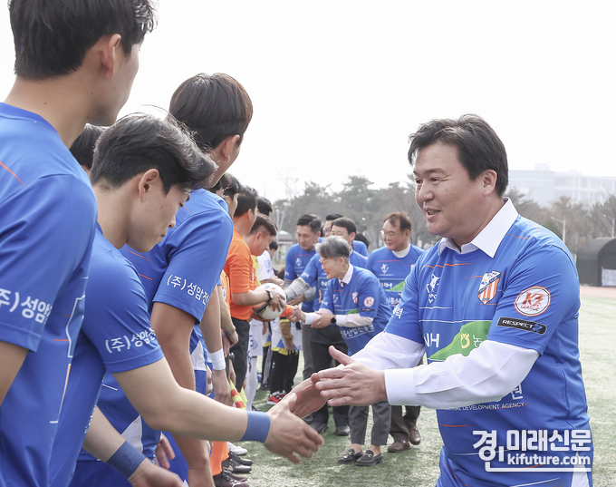 임병택 시흥시장(오른쪽)이 지난 11일 정왕체육공원에서 열린 시흥시민축구단 홈 개막식에 앞서 선수들과 일일이 악수하며 격려를 하고 있다. <사진=시흥시>