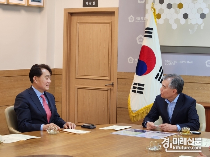 하은호군포시장(왼쪽)이 지난 10일 김현기서울시의장과 만남을 갖고 있다. <사진=군포시>