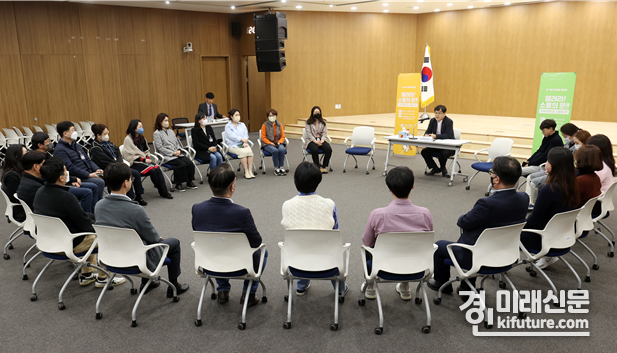 김종석 경기도의회 사무처장이 직원들과 소통을 하고 있다. <사진=경기도의회>