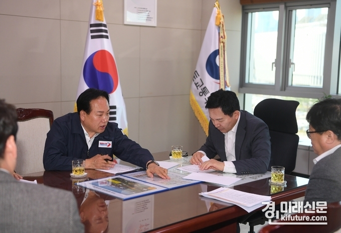 이권재 오산시장(왼쪽)과 원희룡 국토교통부장관이 간담회를 갖고 있다. <사진=오산시>
