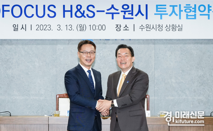 이재준 수원시장(오른쪽)과 김대중 포커스에이치엔에스 대표가 협약 체결 후 함께하고 있다. <사진=수원시>