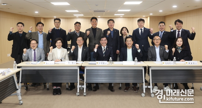이기형 경기도의원이 회장을 맡고 있는 '대중교통연구포럼 2차 세미나' 버스정책 집중토론에 참여한 관계자들이 기념촬영을 하고 있다. <사진=경기도의회>