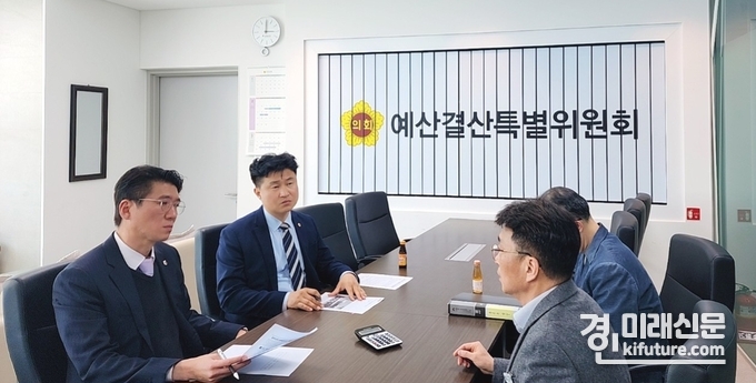 김민호·이영주 경기도의원이 관계자들과 경기 북부지역 공공거점병원 설립계획을 논의하고 있다. <사진=경기도의회>