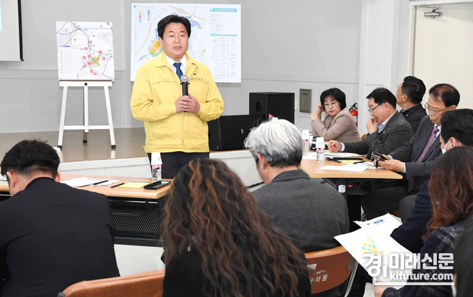 시흥거모 공공주택지구 주민설명회에서 임병택 시흥시장이 인사말을 하고 있다. <사진=시흥시>