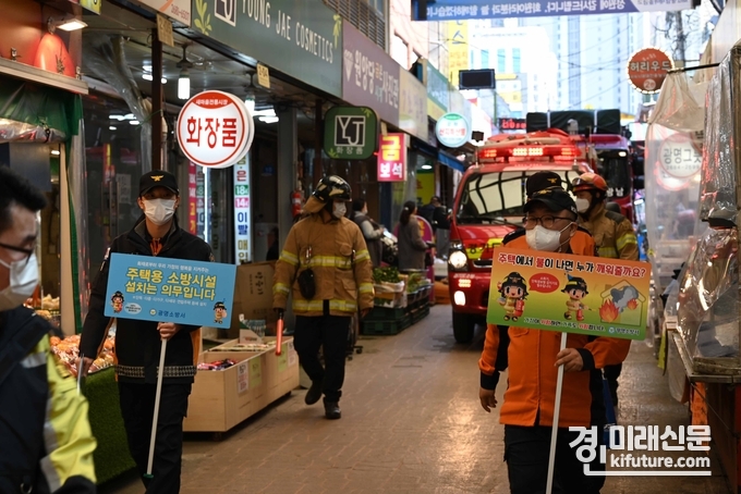 광명 새마을시장에서 소방차 출동로 확보 훈련을 하고 있다. <사진=광명소방서>