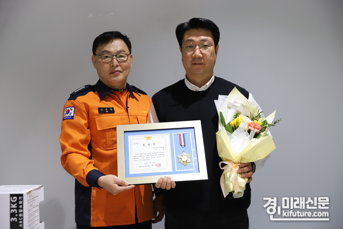 화성소방서는 화재를 초기진압한 장훈(오른쪽)씨에게 표창을 수여하고 기념사진을 촬영하고 있다. <사진=화성소방서>